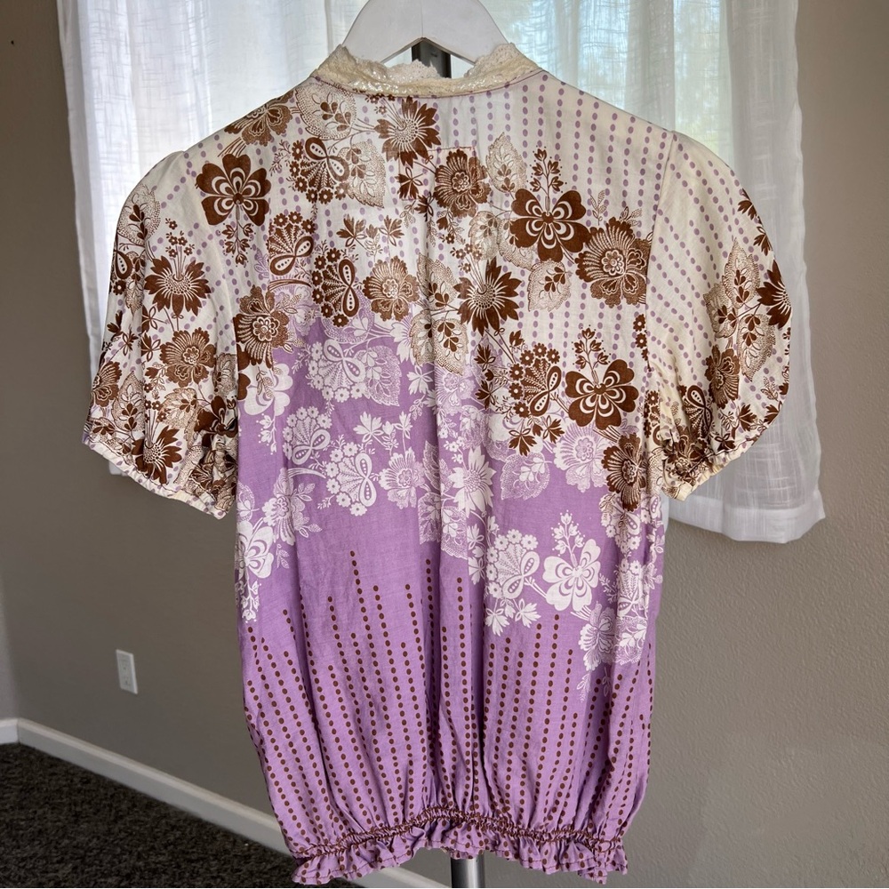 Sanctuary Lavender Cream Floral Graphic Ruched Blouse - Picture 2 of 8